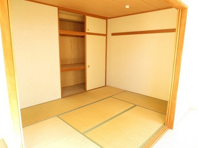 Living and room. Closet in the Japanese-style room ・ Shimae plenty with the upper closet