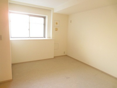 Living and room. There is a walk-in closet in the 7.6 Pledge of main bedroom loose or