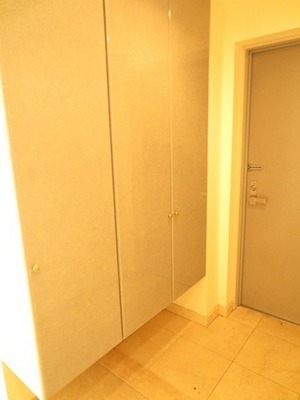 Entrance. There is a shoebox with a height to the front door, You clean and Katazuki