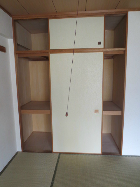Receipt. There is a closet between the one in the Japanese-style room. 