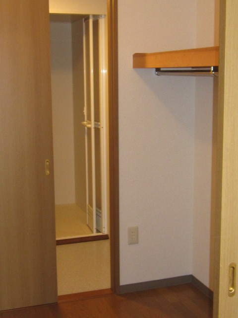 Other room space. Western-style (1) leading to the changing room Walk-in closet