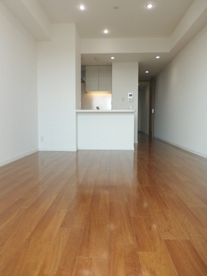 Living and room. Western-style ceiling is a high sense of openness. 