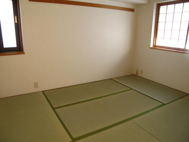 Non-living room. 6 Pledge of Japanese-style room. There is a large capacity closet, It is easy to spend Japanese-style room