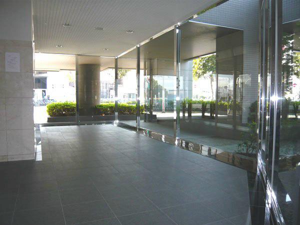 Entrance. Bright and fashionable in the entrance!