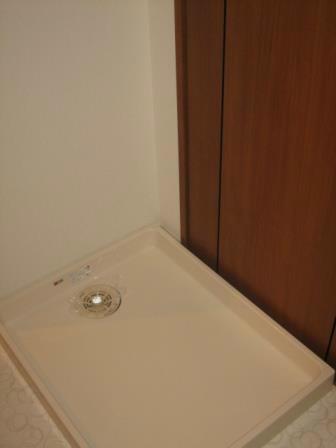 Wash basin, toilet. Of course, the drum-type correspondence of Laundry Area!
