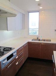 Kitchen. Easy-to-use L-shaped kitchen. Overlook the green of the park there is a window in front of the sink.