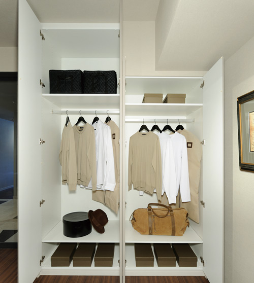 Receipt.  [Cloak] Adopt a system storage that can be recombinant freely inside the room. Hats and bags, depending on the type, Suitcase also has established the Maeru walk-in closet.