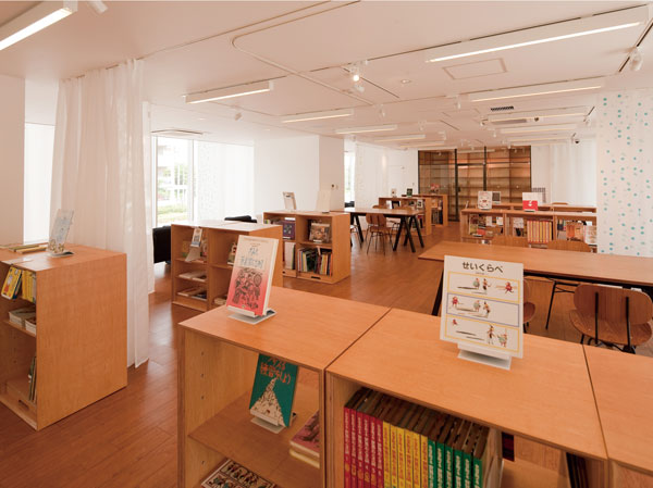 Shared facilities.  [COM LIBRARY] We have established the "com library" on the second floor of the Deer Residence. I usually open as a library and study space for people of the residents can be free of cost. This spacious characterized by space is partition freely in the curtain. Also available as such as the place of workshop.