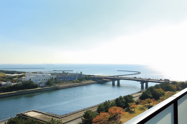 Open-minded view that ahead of Hanamigawa green space intersection and the river and the sea and the sky (P1 type ・ Than 1207, Room building in the model room balcony (2013 November shooting)) ( ※ 1)