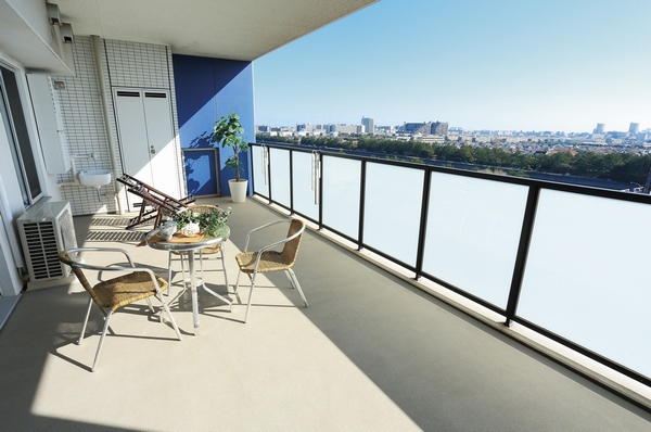 Wide balcony of the depth of up to about 3m. Put the table and chairs, Where you enjoy reading and tea overlooking the sea (T1 type ・ 818, Room building in the model room)