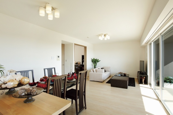 living ・ Ensure a wide and spacious relaxing family in the dining. Plenty of sunshine enter from the wide sash (I2 type ・ 509, Room building in the model room)