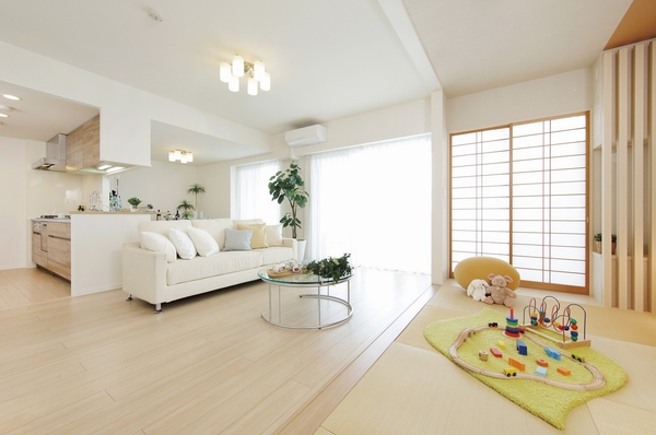 Living with a tatami corner (about 6-mat) ・ dining. Mimamoreru your child's appearance from the sofa and kitchen play with tatami corner (T1 type ・ 818, Room building in the model room)