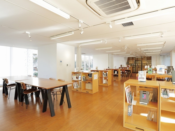 People of the residents has been open as a library and self-study space that can be viewed free "com library"