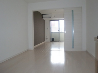 Living and room. It is clean is effortless flooring type ☆