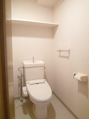 Toilet. Convenient storage space also in the toilet ・ Yes towel