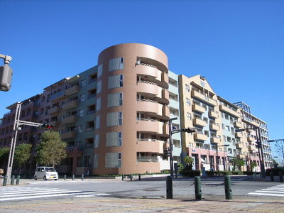 Building appearance. If it is adjacent to the bay Town core library, It is conveniently located