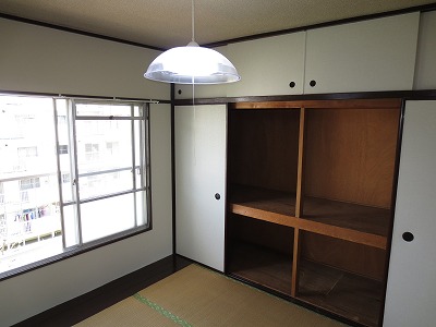 Living and room. Wide storage