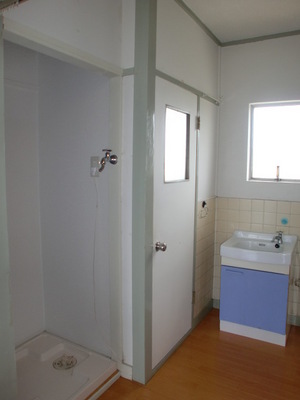 Washroom. ◇ convenient wash basin and washing machine with a yard! 