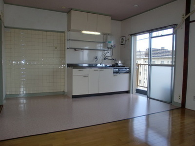 Living and room. ◇ There is a window bright kitchen! 