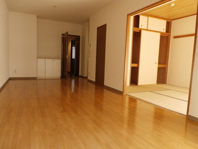 Living and room. Enhancement is also housed there are upper closet in the living room next to the Japanese-style room