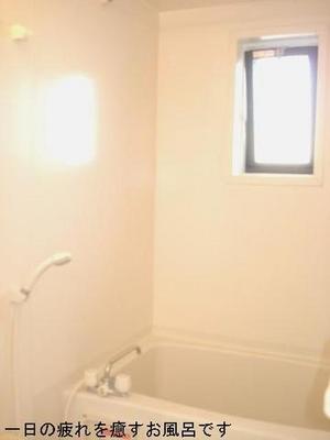 Bath. Easy ventilation, bright, It is a bathroom with windows