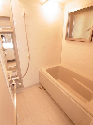 Bath. Bathroom Dryer ・ It is a bathroom there is a ventilation of easy window