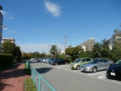 Parking lot. It is a flat parking monthly 8000 yen on site.