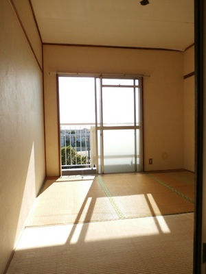 Living and room. Bright 4.5 Pledge of Japanese-style room for southwestward