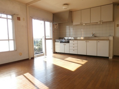 Kitchen. Convenient kitchen substantial storage space