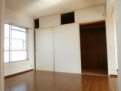 Living and room. Convenience There are housed with upper closet in the Pledge LDK16.5