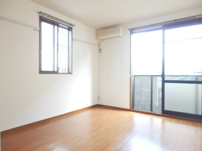 Living and room. Bright Western-style facing the balcony ☆