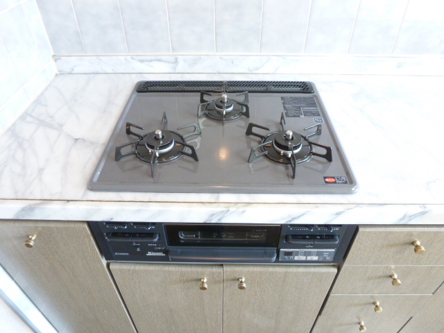 Kitchen. 3-burner stove