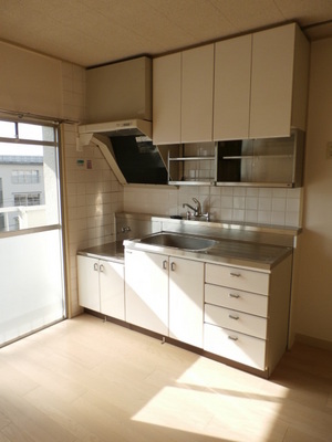 Kitchen. Kitchen with storage space with windows and fulfilling sweep