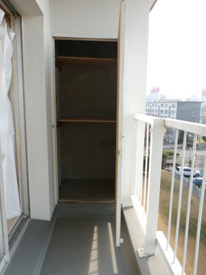 Receipt. Enhance storage space there is a compartment in the balcony