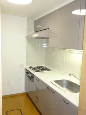 Kitchen. Cupboard also definitive wide enough kitchen space ・ Also is wide room smell of cooking