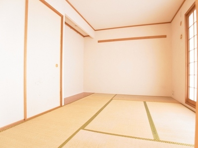 Living and room. About 6 Pledge of Japanese-style alcove or closet there is a calm atmosphere