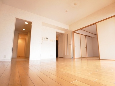 Living and room. Becomes the spacious living room of about 17.4 Pledge if open a Japanese-style room