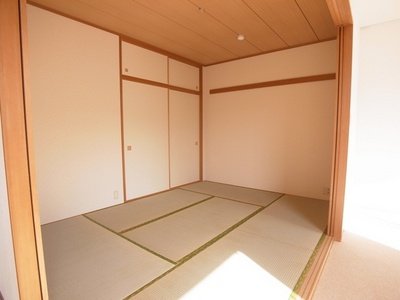 Living and room. Japanese-style room can also be used To spacious by connecting with the living