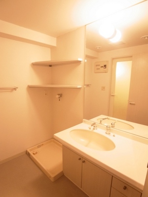 Washroom. Independent washroom slowly able to get dressed ・ Laundry Storage