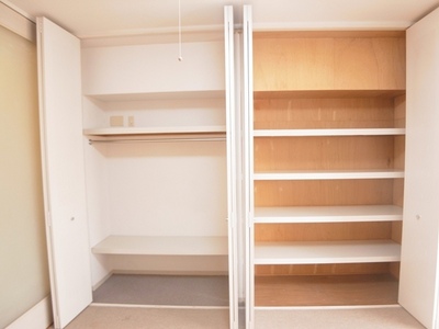 Receipt. There is a closet and a storage compartment, About 6 Pledge of Western-style that does not bother to storage