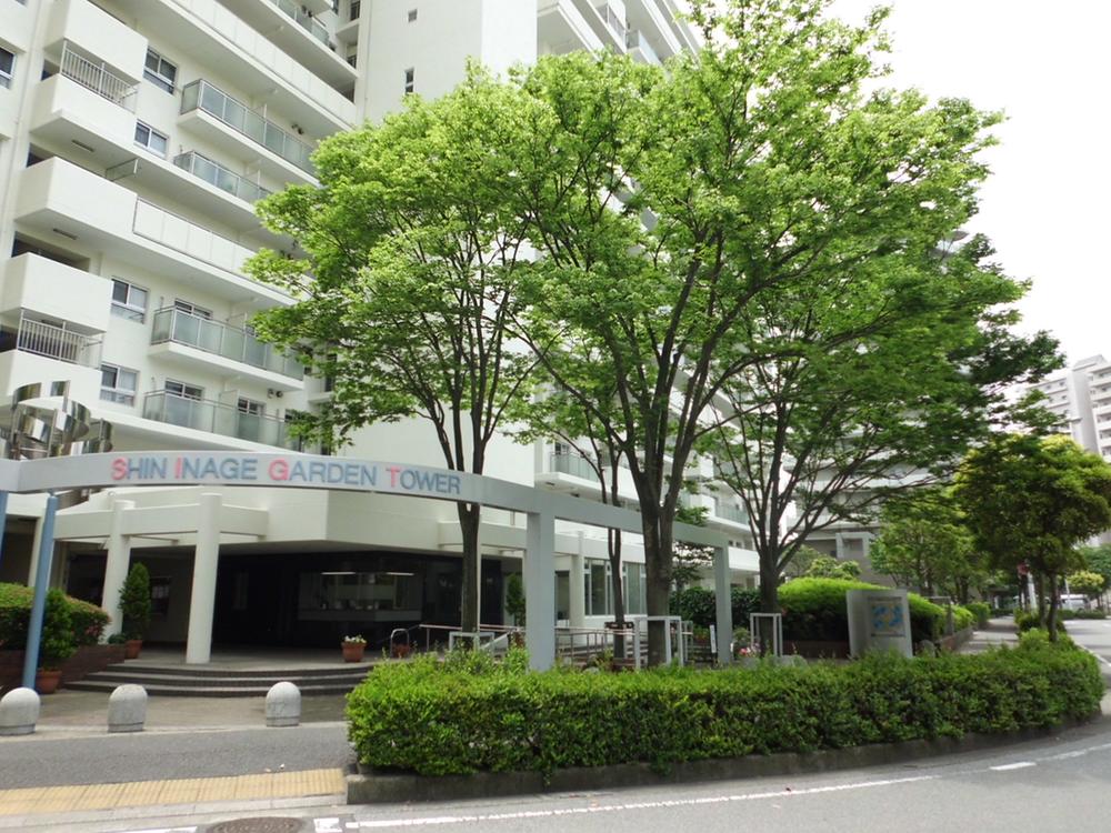 Other common areas.  ◆ Around the new Inage Garden Tower main entrance (August 2013) shooting ◇ condominium site sidewalk surrounds, We expect a good environment. ◇ is a condominium green was also enhanced.
