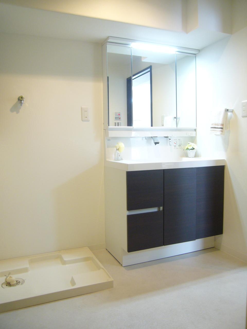 Wash basin, toilet.  ◆ Wash room (12 May 2013) Shooting  ・ Vanity (LIXIL Co., Ltd.) exchange.  ・ Three-sided mirror type is. Kagamiura is housed.  ・ The water faucet should, It can be used as a shower and pull.  ・ Drain outlet is dirt accumulate less in flangeless.