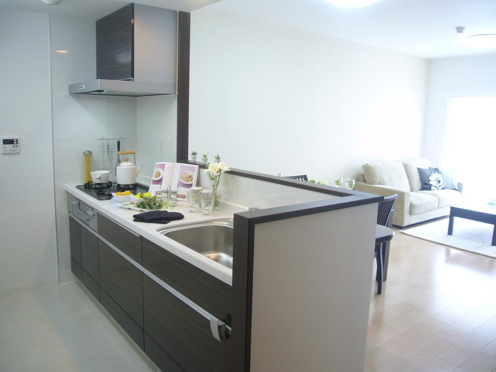Kitchen. ◆ Kitchen (12 May 2013) Shooting ・ Changes to the open counter kitchen. You can integral use of the living. ・ For Japanese-style part also became a three pull-door to be able to open, Openness was increased.