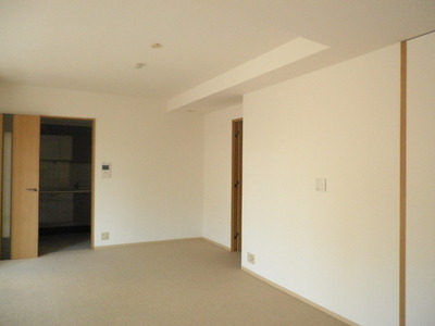 Living and room. About 14.8 Pledge of spacious living. There is also a floor heating in the carpet specification