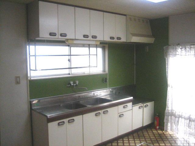 Kitchen. Large kitchen is to cherish the family time!