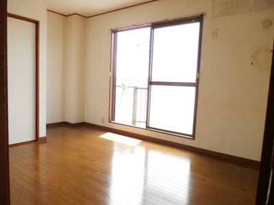 Living and room. Bright Western-style 6 Pledge facing the south-facing balcony.