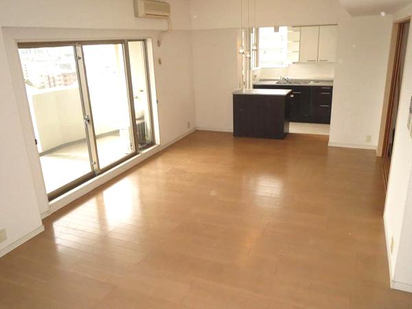 Living. LDK is spacious about 22.5 sq m . Since the opening also of the corner room, Many bright impression of the room!