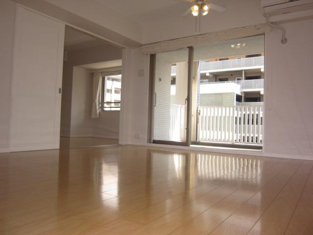 Living. South-facing bright living dining. Widely the living and remove the door can also be used as a 2LDK.
