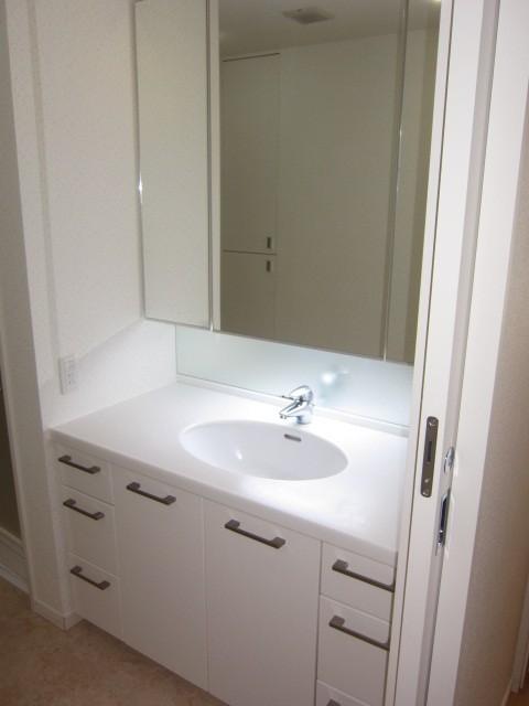 Wash basin, toilet. Wash basin of three-sided mirror type. It is settled cleaning.