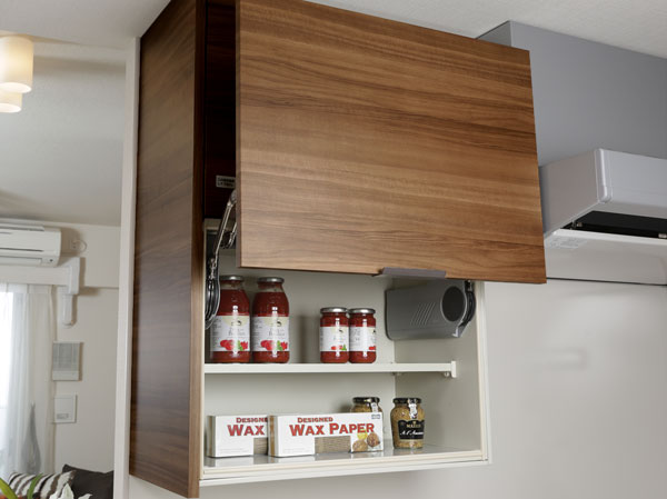 Kitchen.  [System Wall storage] And a hanging cupboard of hard-to-reach high altitude in a conventional half the company, It extends the opening of the kitchen. Achieve a sense of openness while retaining the storage capacity.